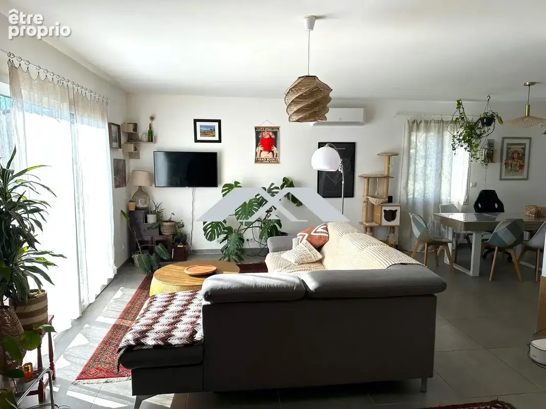 Maison à MEYRANNES