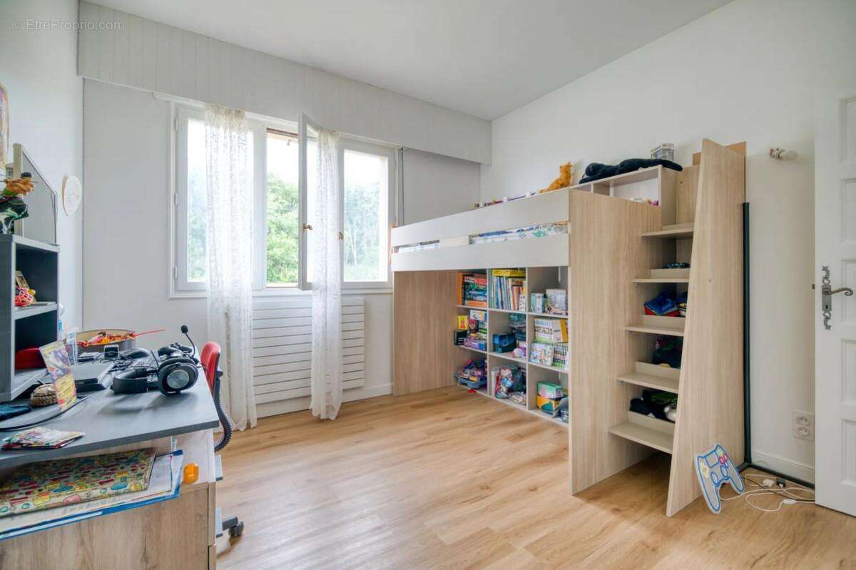 Maison individuelle rénovée 300 m² avec piscine, terrain arboré et appartement indépendant - photo 9