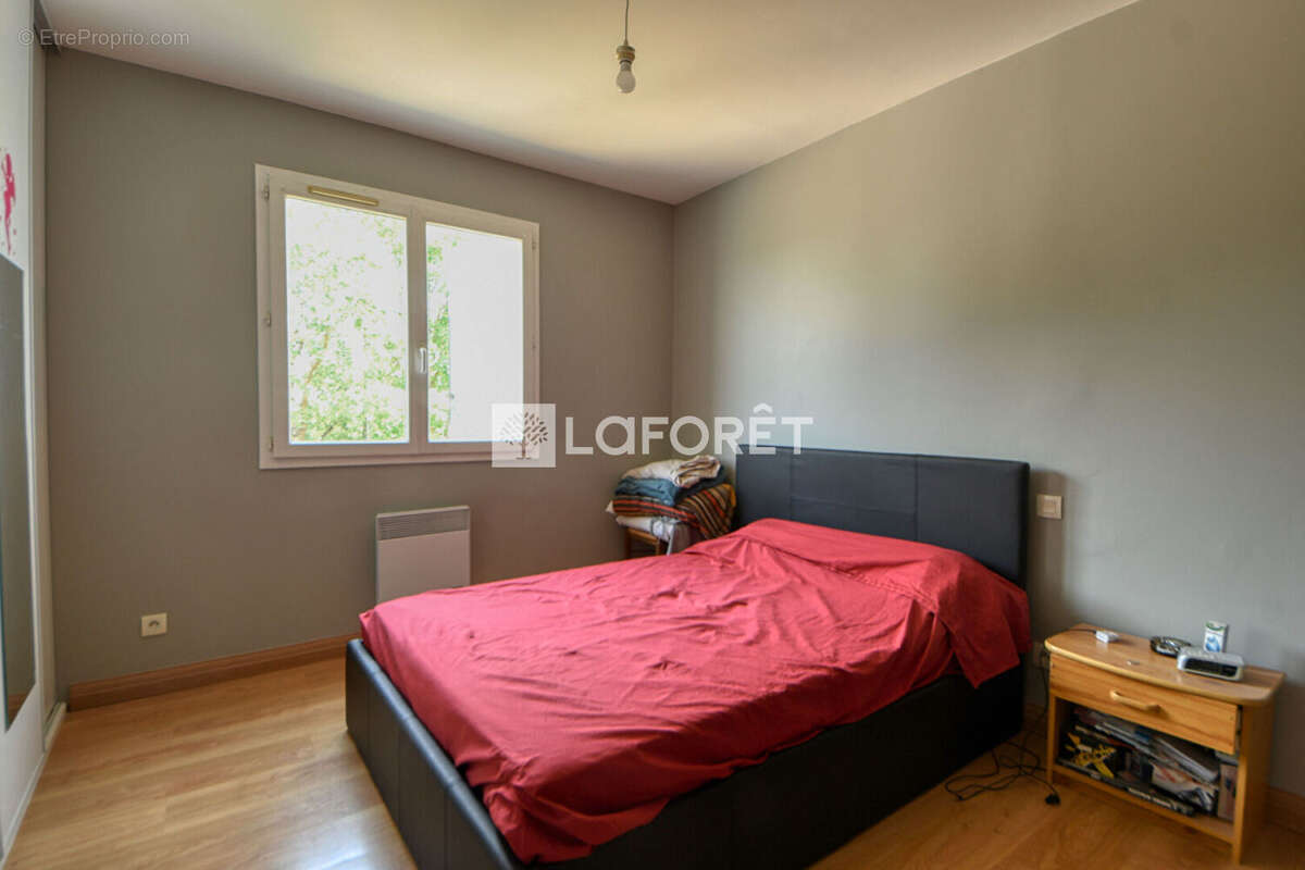 Propriété de 191 m² avec deux habitations indépendantes, piscine et hangar de 140 m² à vendre à Montans - photo 6