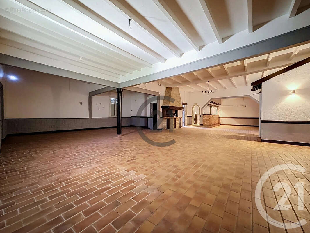 Maison 717 m² à Courcy  - photo 4