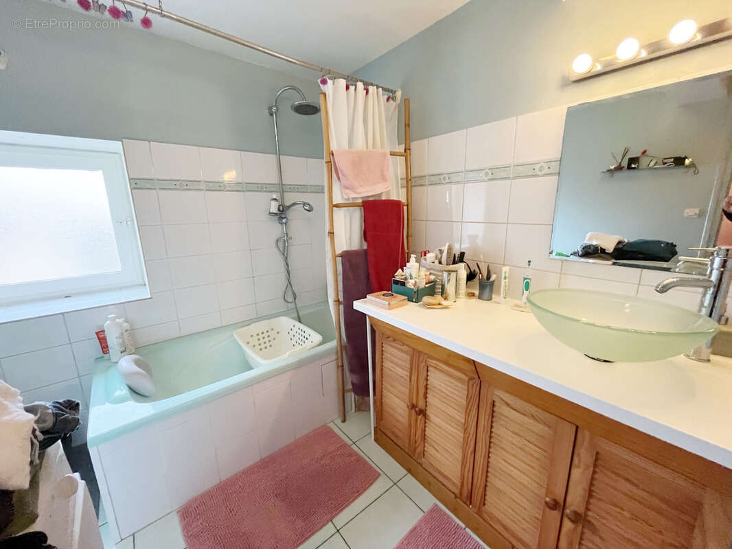 Maison à SAINT-CYR-DE-VALORGES