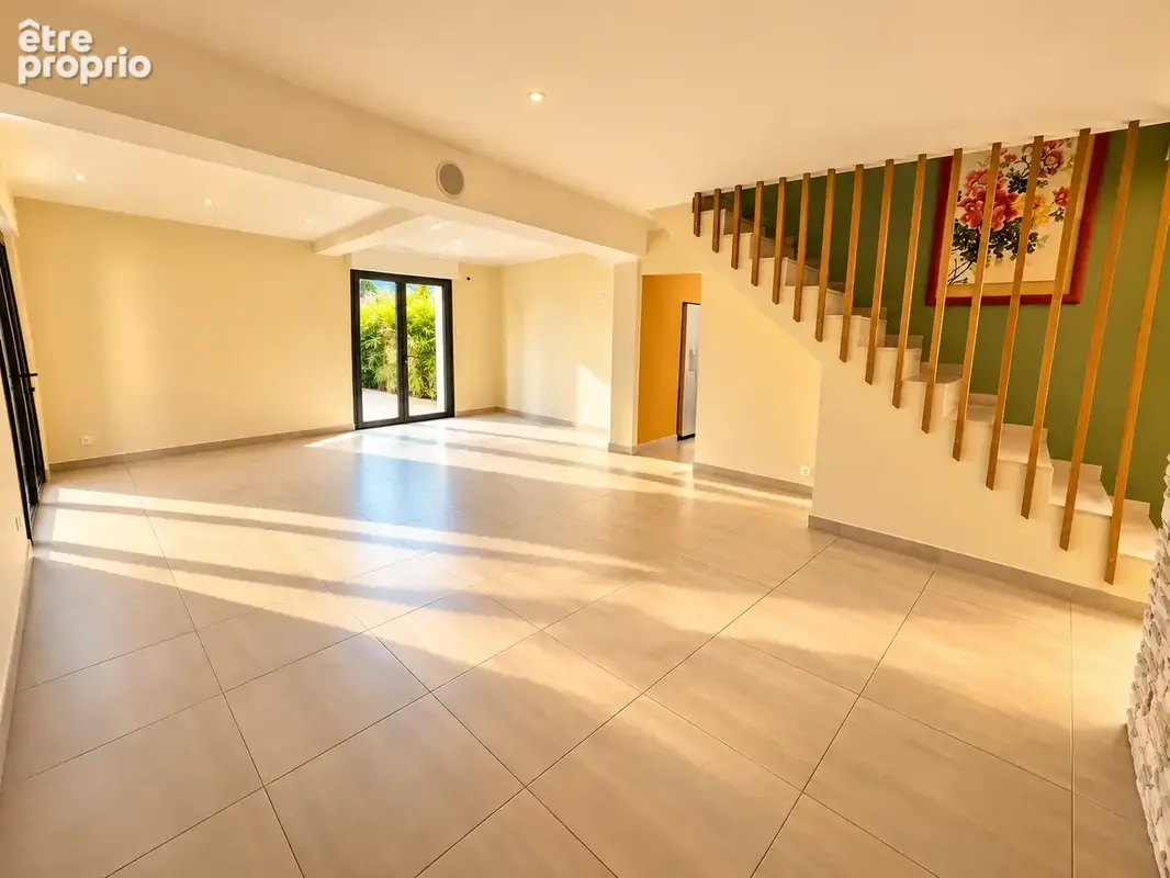 Villa d'architecte de 160m2 à proximité immédiate des plages et pinède du Pin-Rolland - photo 9