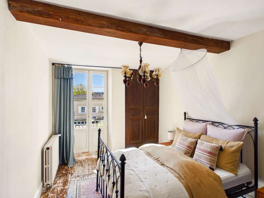 Maison à SALLES-LAVALETTE