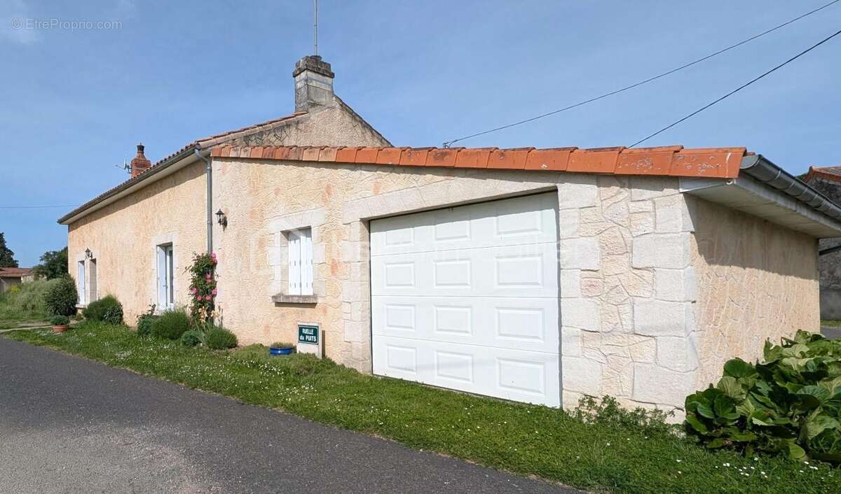 Maison à SAINT-GENEST-D'AMBIERE