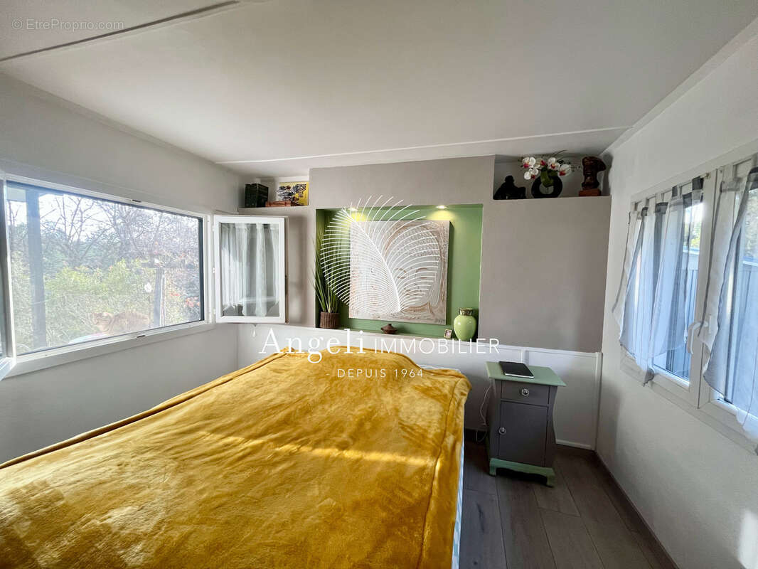 Maison à ROQUEBRUNE-SUR-ARGENS