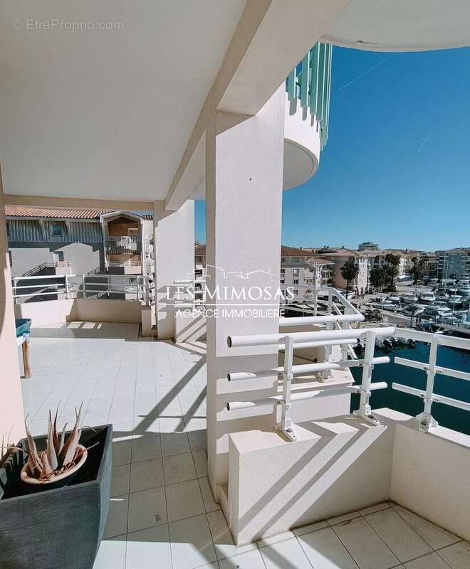 PORT-FREJUS, Appartement 4 pièces de 108m² avec très grand garage et cave - photo 4