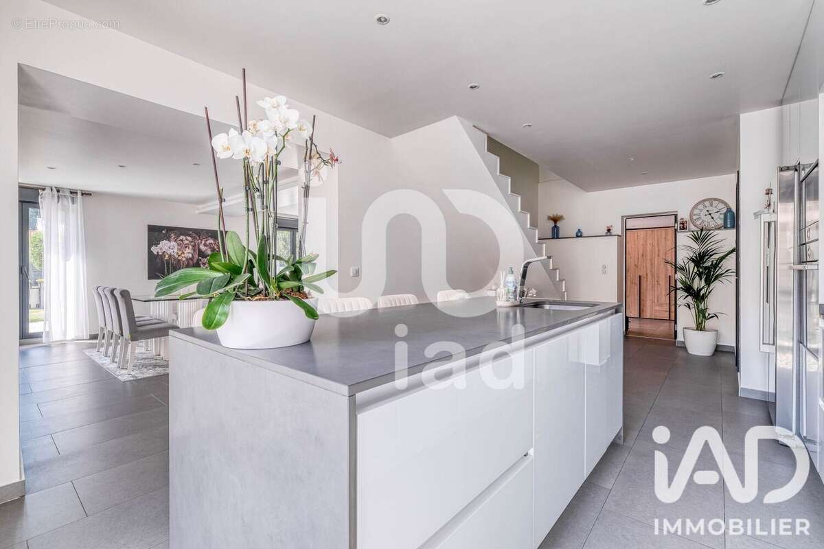 Maison 179 m² à Villeneuve-Saint-Denis  - photo 7