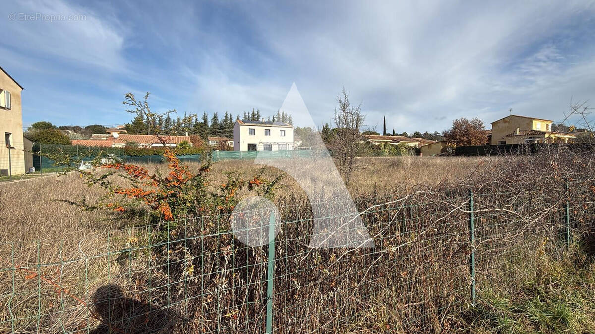 Terrain à VINON-SUR-VERDON