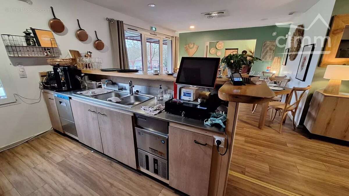 Commerce à SAINT-ANDRE-DE-CRUZIERES