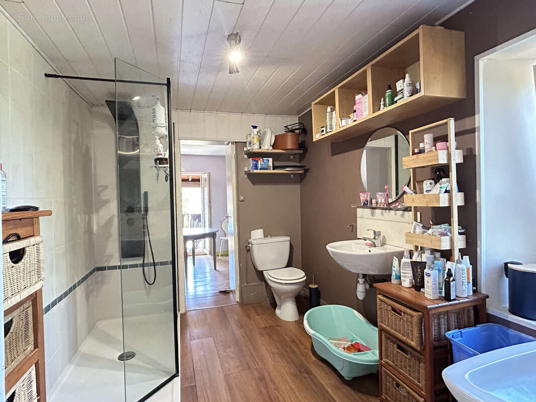 Une maison en pierres et tuiles de pays d'environ 160m2 comprenant: -Au rez-de-chaussée: cuisine aménagé avec - photo 10