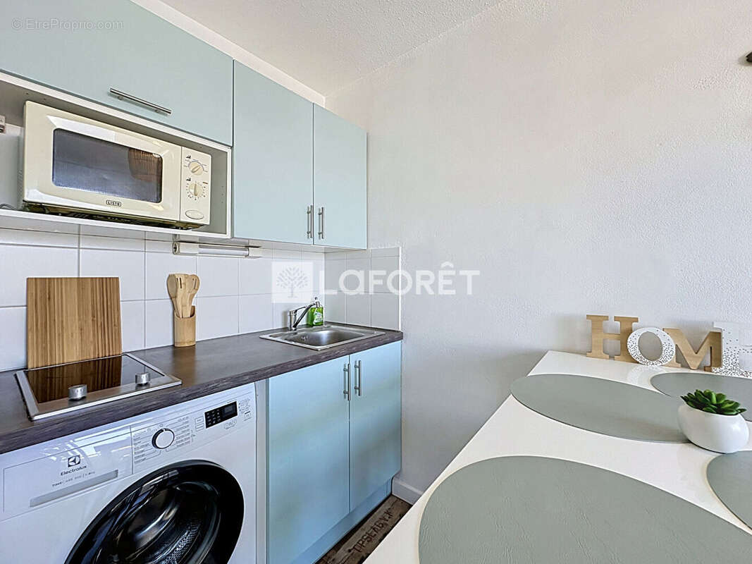 Studio cabine rénové à 150 m de la plage avec balcon vue piscine et jardins - photo 3