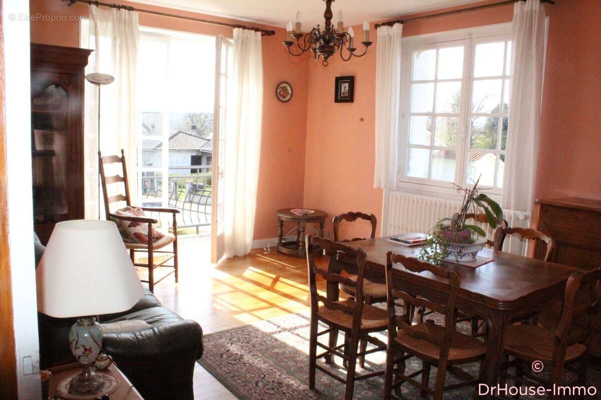 Maison 93 m² à Chabanais  - photo 2