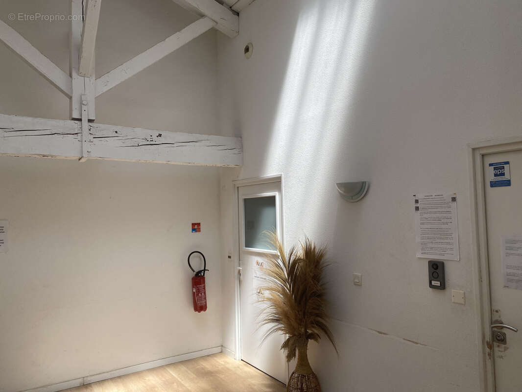 ST-AUBIN, Local professionnel 41 m2. Ascenseur / Clim - photo 3