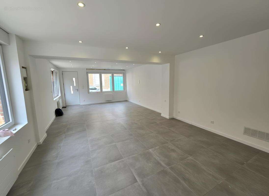 THIANT (59) -  Vente maison INDIVIDUELLE rénovée avec 2 chambres , cour , terrasse et terrain clos  - photo 4
