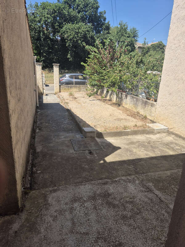Lambesc, maison de type 4 en centre village avec garage et terrain. - photo 3