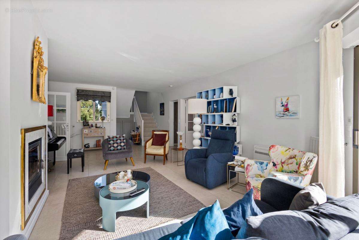 Maison à SAINT-CLEMENT-DE-RIVIERE