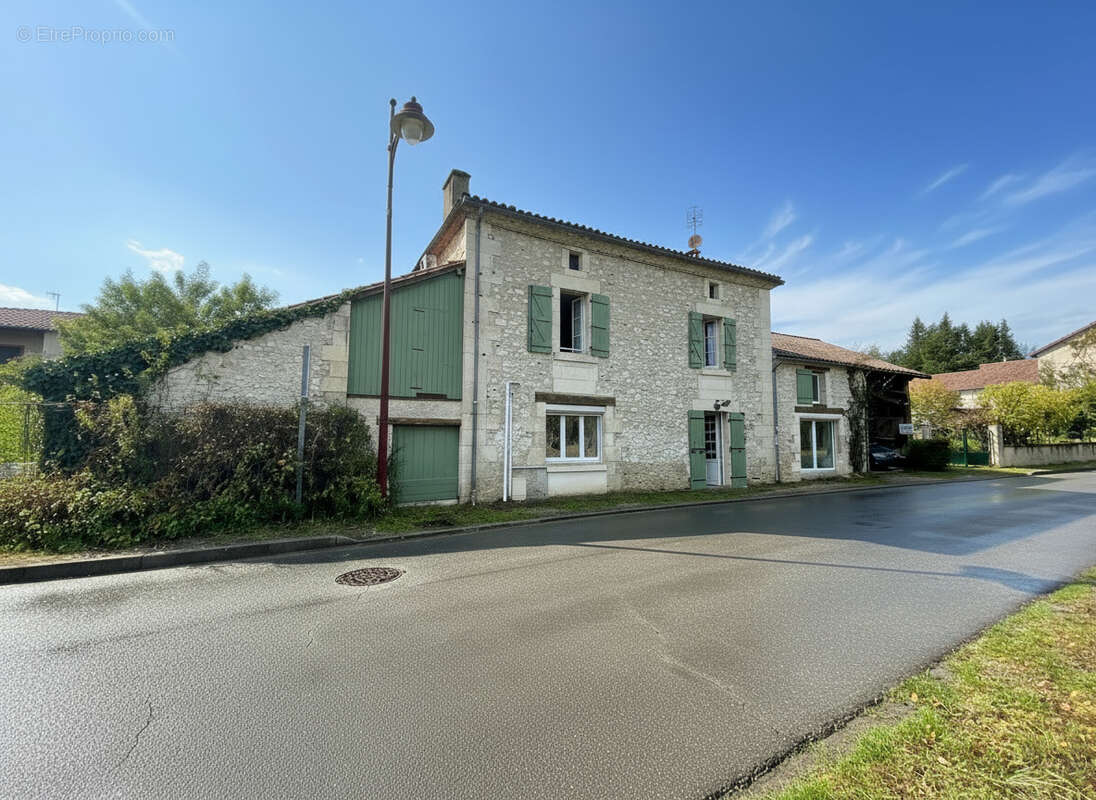 Maison à MANZAC-SUR-VERN