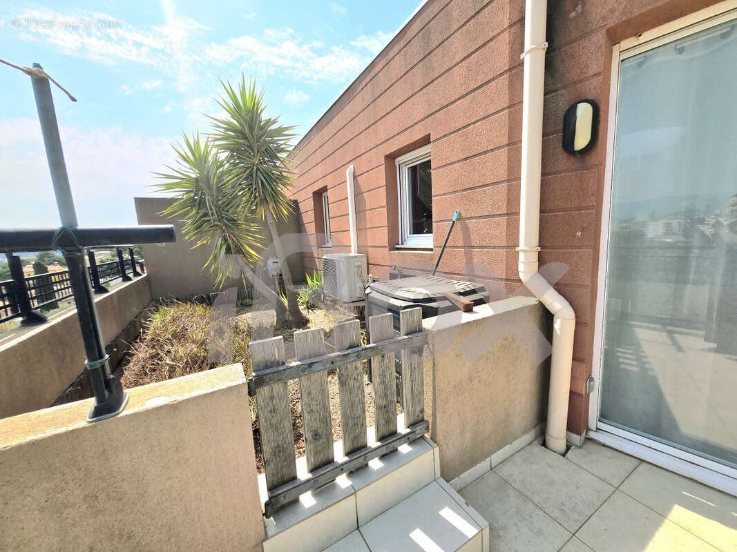 Appartement T2 en toit-terrasse avec jardin privatif   Châteaubanne - photo 2