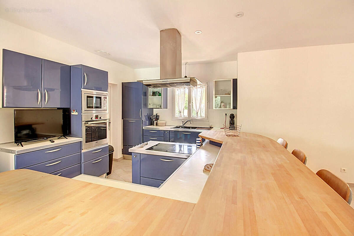 A VENDRE DRAGUIGNAN- Maison spacieuse avec PISCINE et terrain clos et arboré de 4000m² - Un véritable coup de coeur ! - photo 7