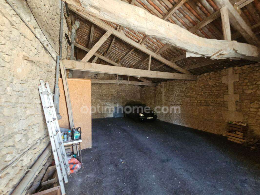Maison charentaise de 232 m², 6 chambres, un bureau, piscine et un garage de 90 m² - LINARS (16) - photo 20