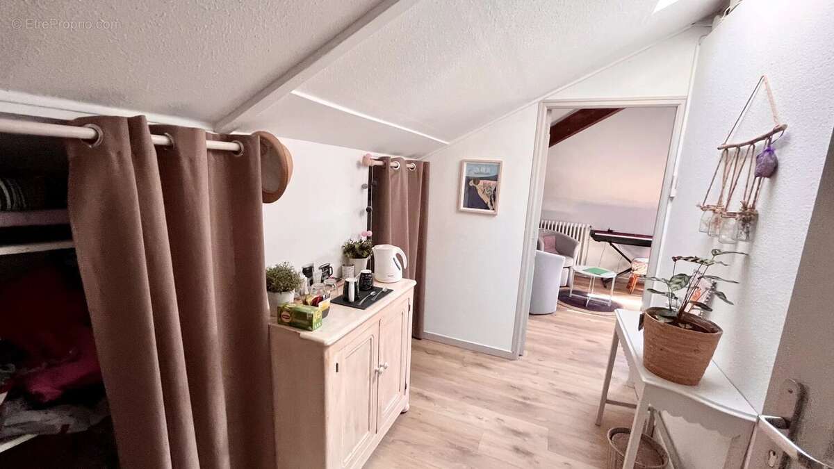 Maison à ENTRAIGUES-SUR-LA-SORGUE