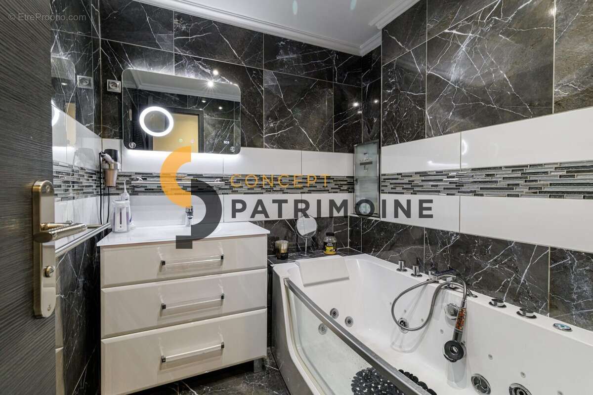 Appartement à CARROS