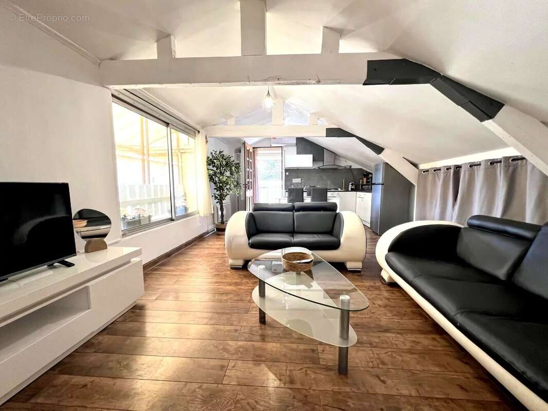 Appartement à SAINT-JULIEN-LES-ROSIERS