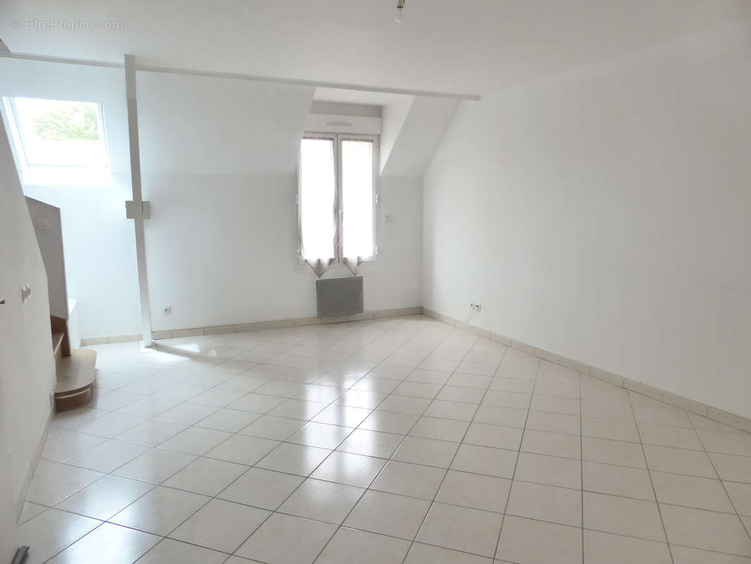 Appartement à COURSON-MONTELOUP