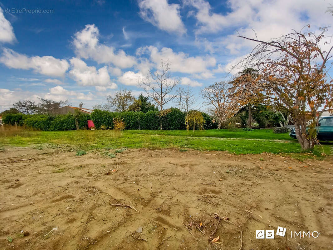 Terrain à SAINT-HILAIRE