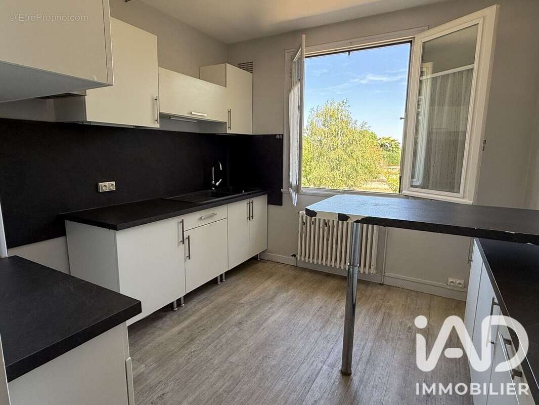 Maison 95 m² à Saint-Amand-Montrond  - photo 2