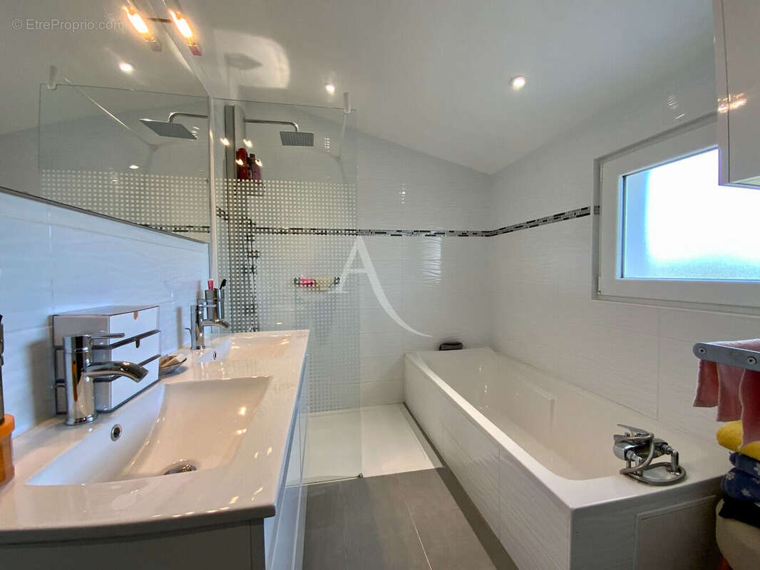 Maison à SAINT-GENIS-DE-SAINTONGE