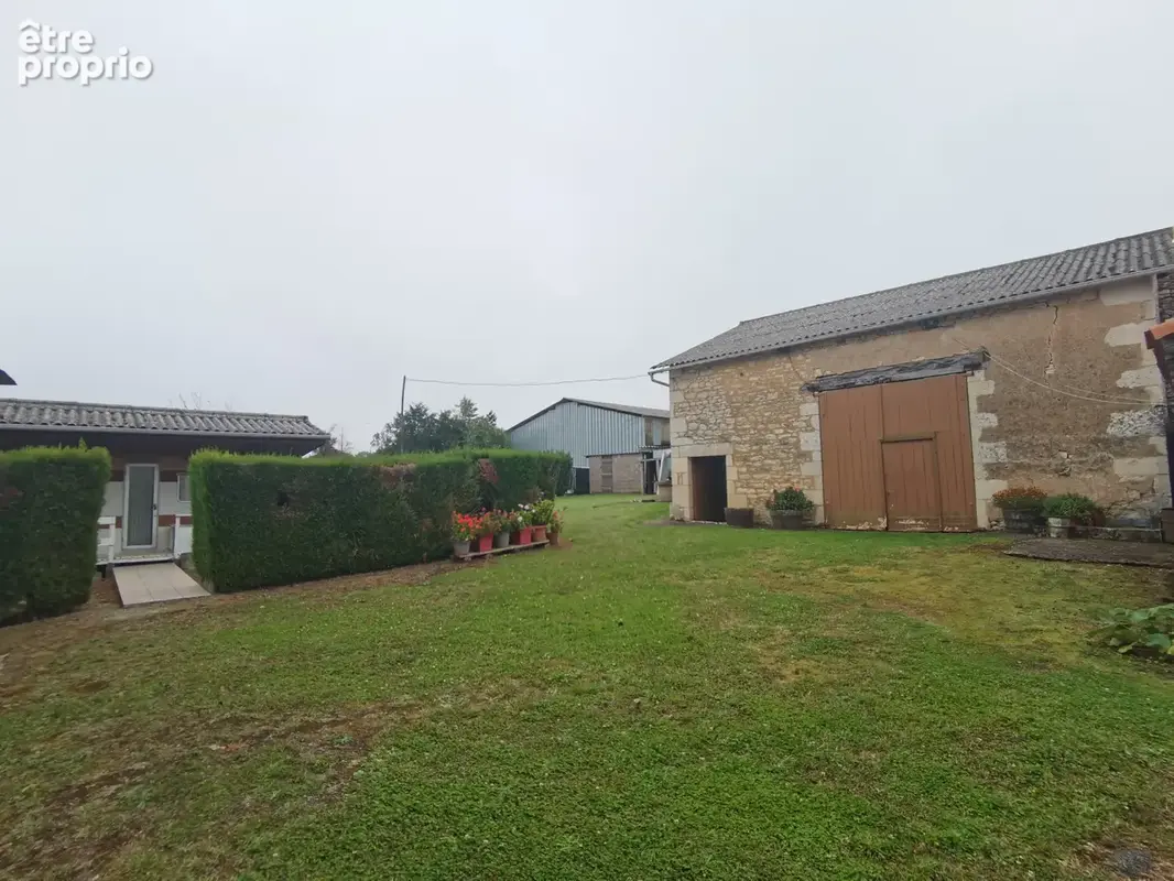 Maison de campagne plain pied avec granges et dépendances - photo 3
