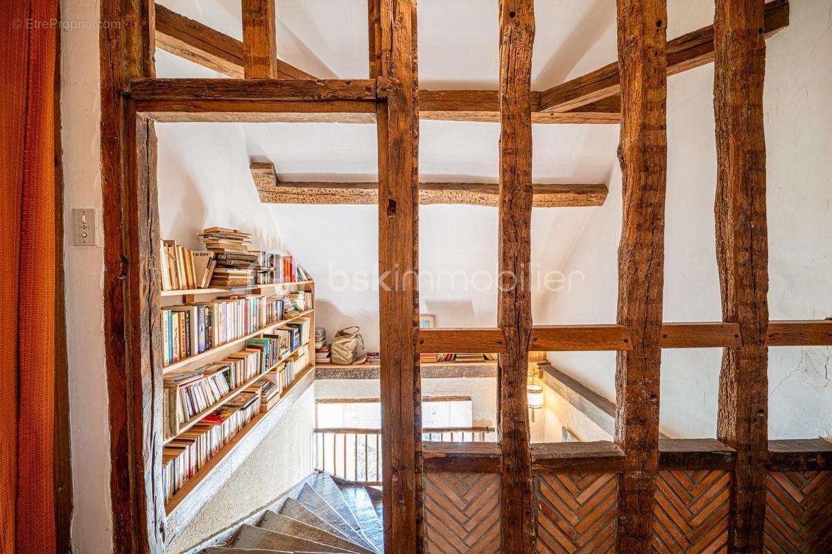 Ancien prieuré du XI siècle –maison familiale et fort potentiel d’activité - photo 12