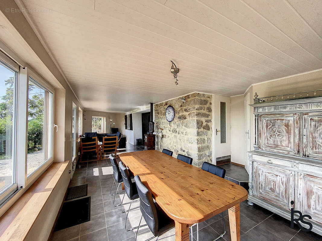 A 5 minutes d’un village avec tous les commerces, une maison de 106 m2 avec piscine et 965 m2 de terrain. - photo 11