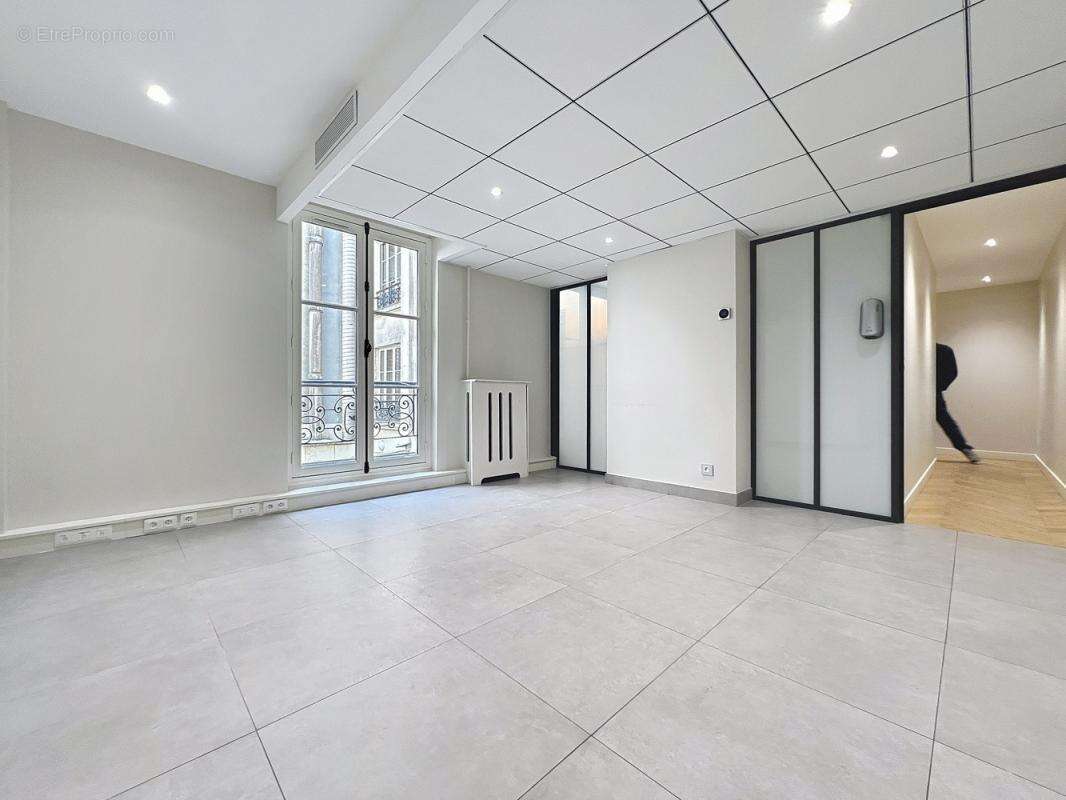 Commerce à PARIS-8E