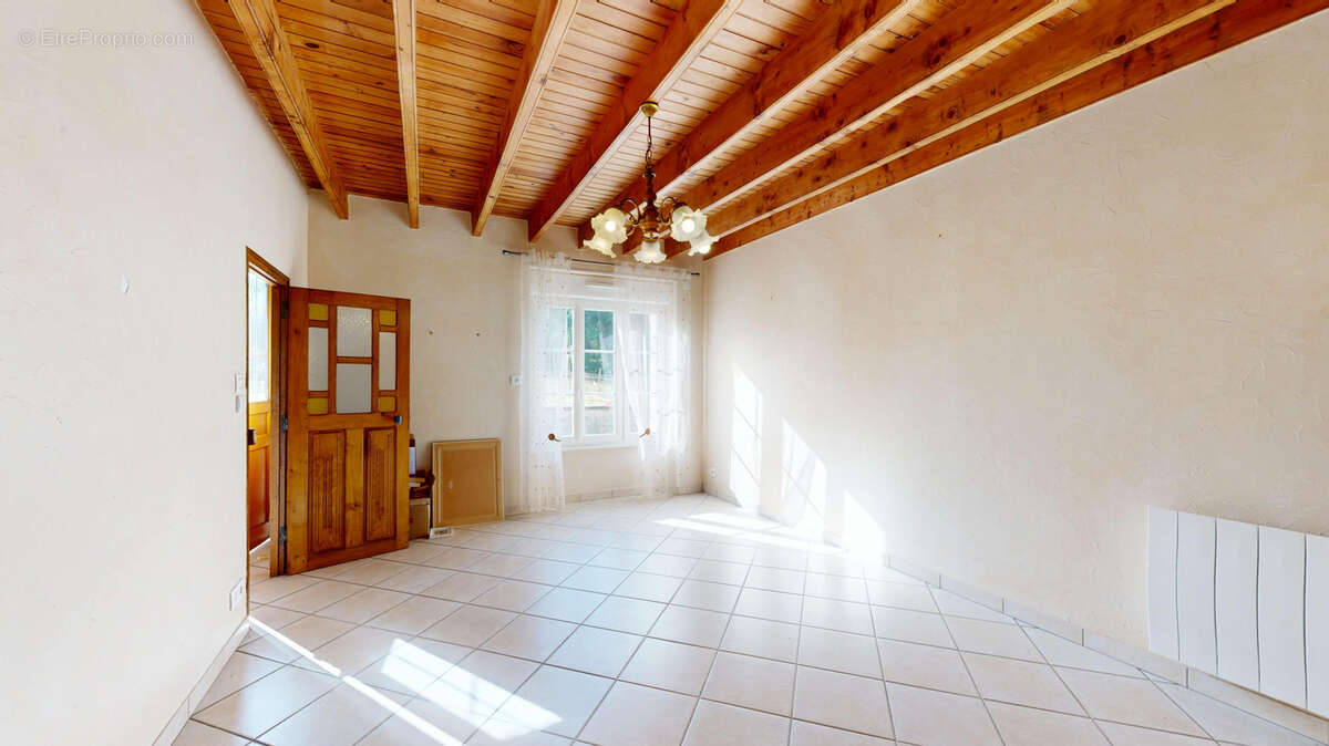 Ensemble immobilier avec habitation, dépendances sur terrain d'environ 9300m2. - photo 6