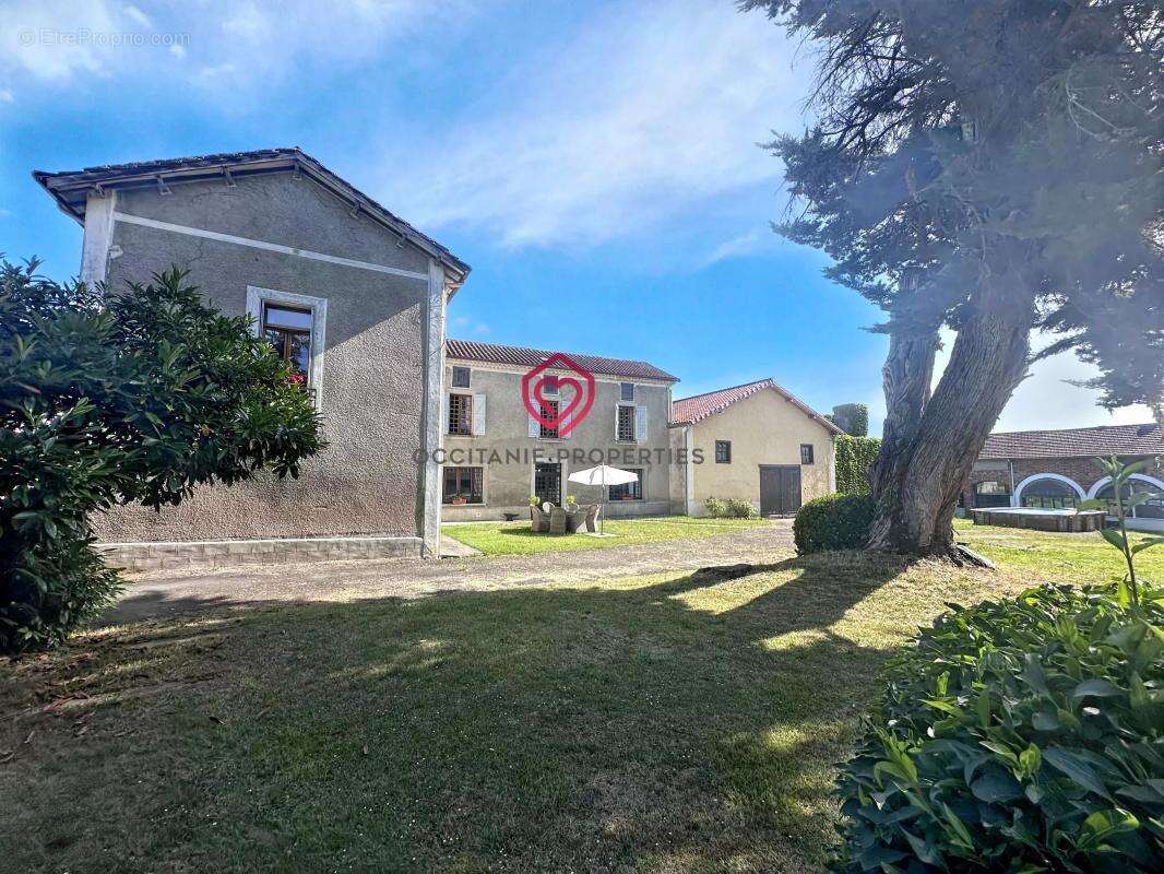 Magnifique maison de ville de caractère au cœur de Miélan,  dépendances et 3 000 m² de terrains - photo 5