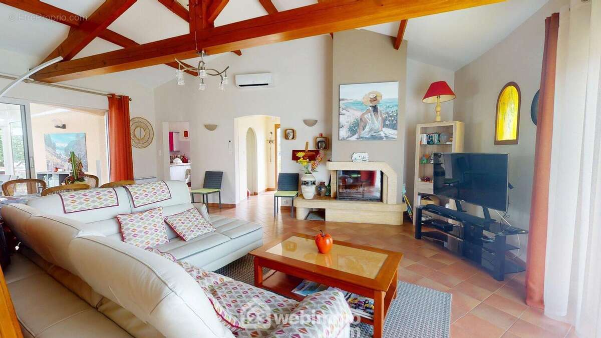 Séjour avec insert et clim réversible - Maison à JARD-SUR-MER