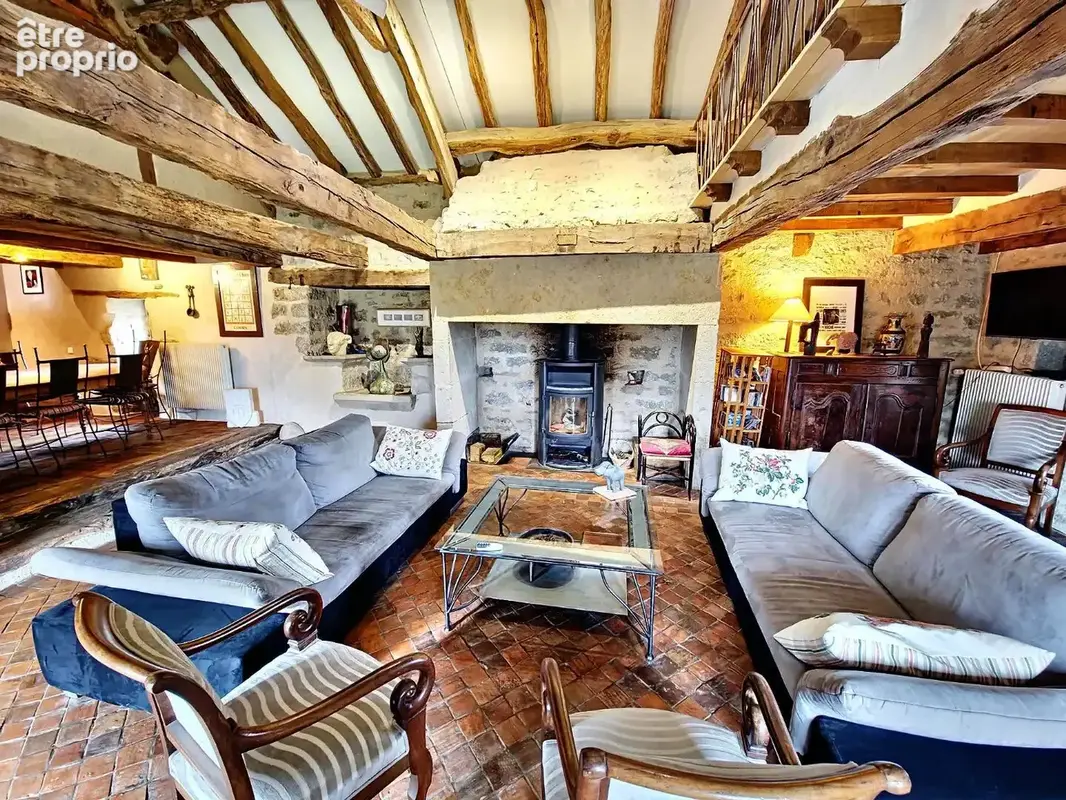 Belle et grande bâtisse dans un hameau. - photo 8