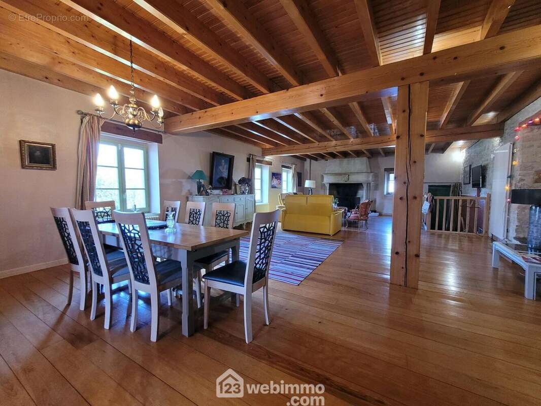 Pièce de vie - Maison à LACROIX-SUR-MEUSE