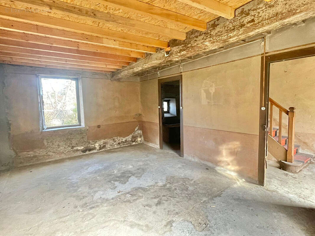 Maison de 90 m² à SAINT-CHEF (intérieur à rénover) - photo 6