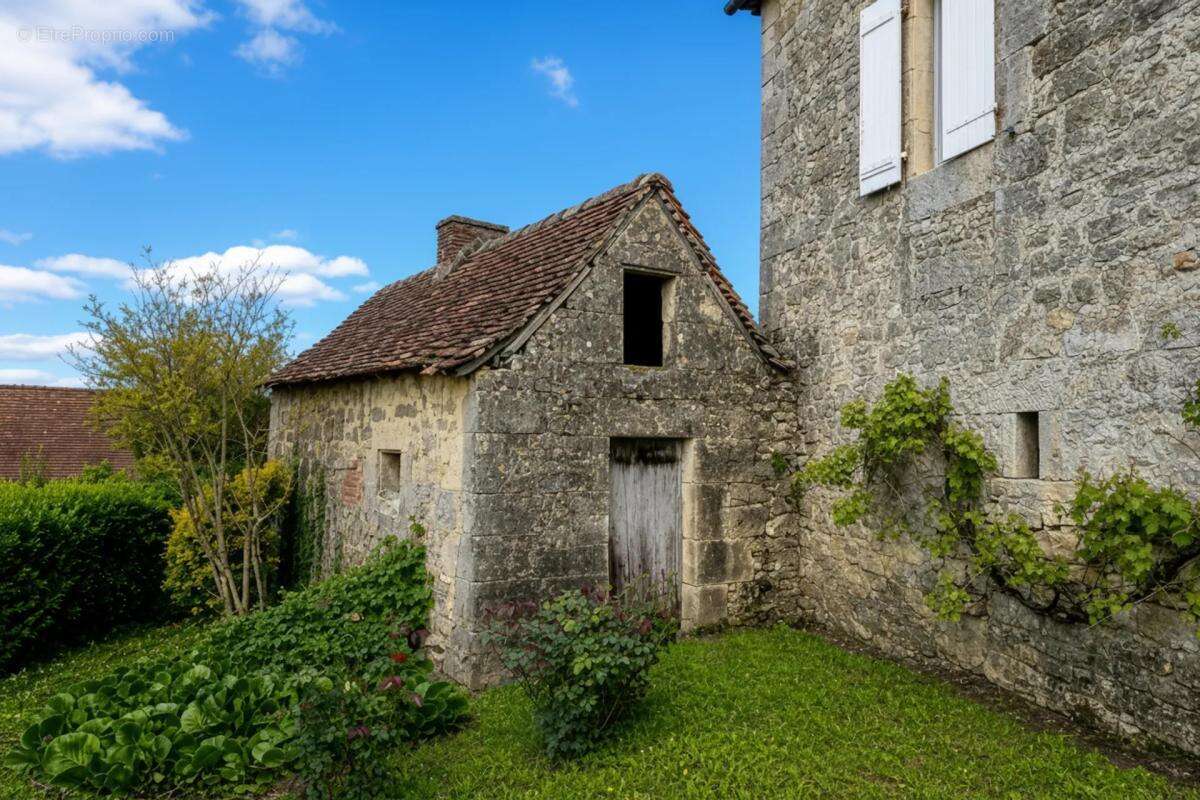 Maison en pierre avec étang et vastes dépendances - photo 13