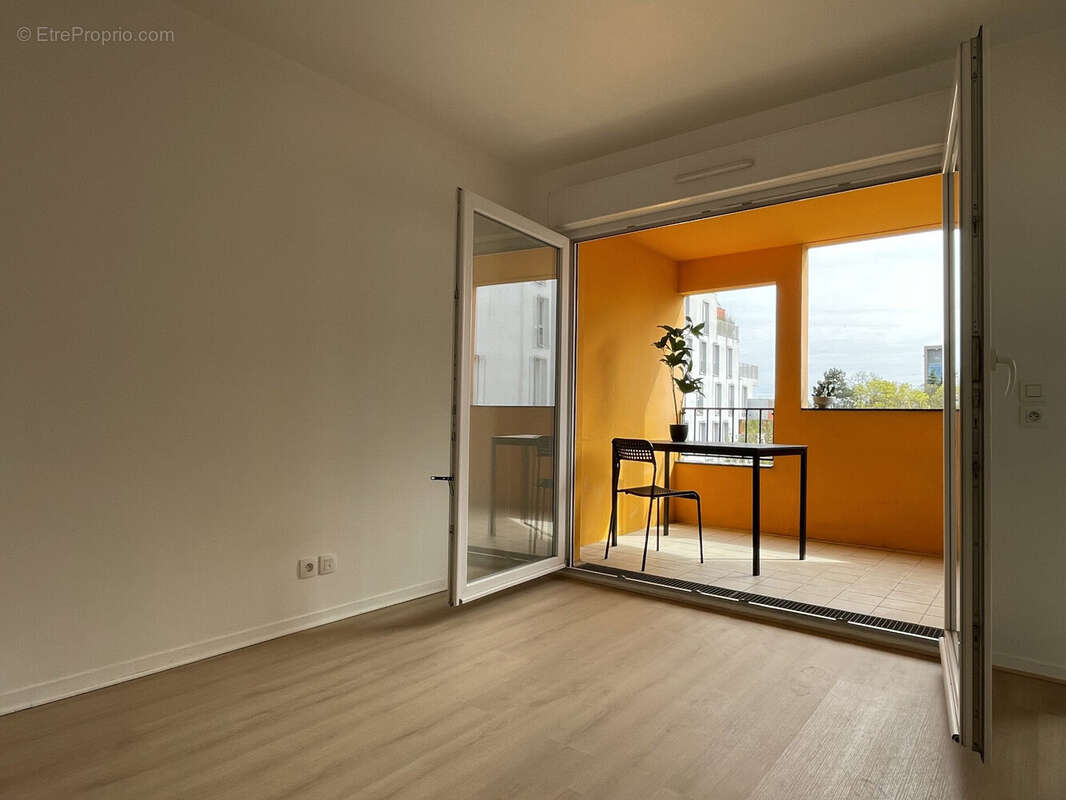 Chambre, vue sur loggia - Appartement à MASSY