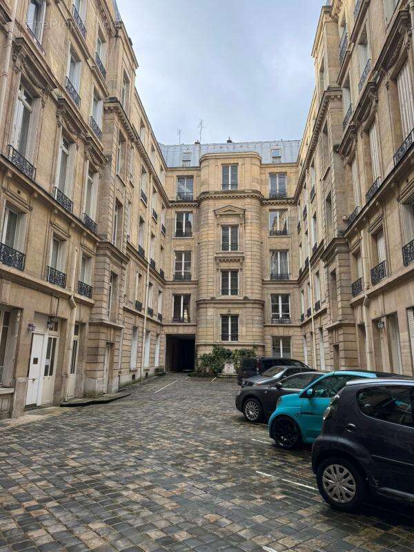 Appartement à PARIS-8E