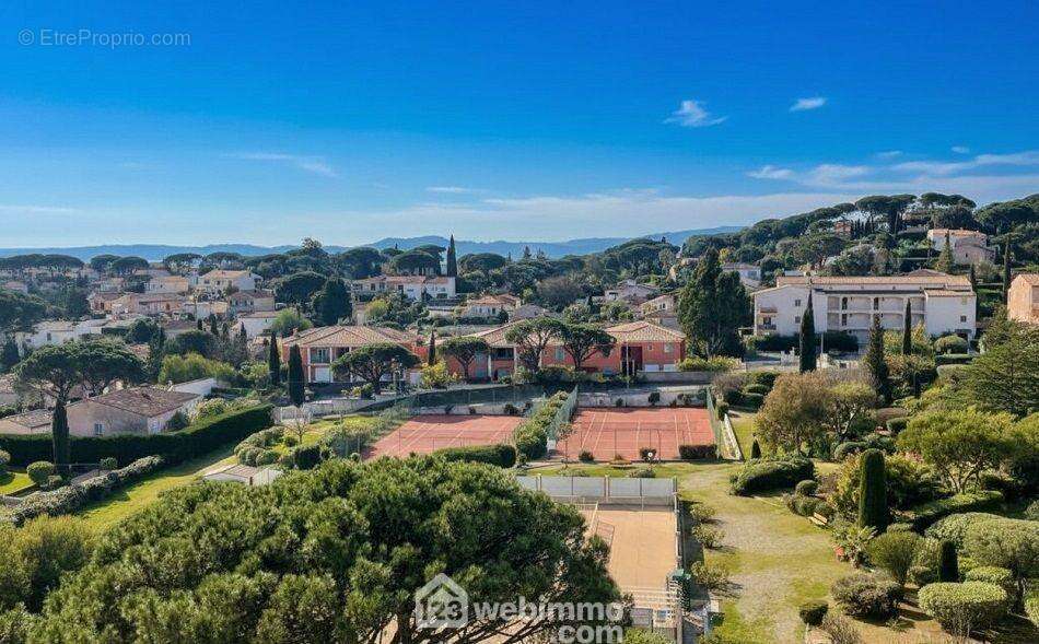 Un cadre de vie agréable entre espaces verts, résidence avec piscine et Tennis, à proximité des commodités. - Appartement à SAINTE-MAXIME