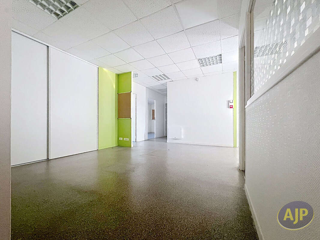 Local commercial Segre - photo 5