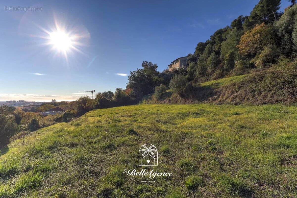 Terrain à SAINT-LAURENT-DU-VAR