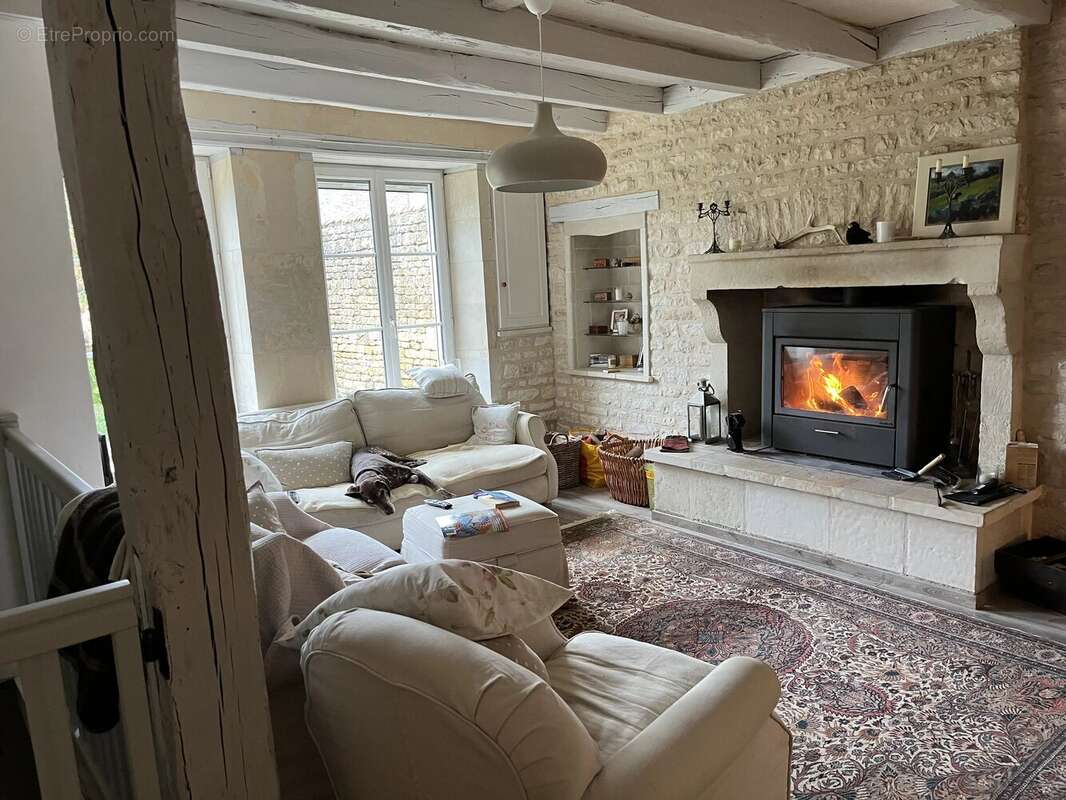 Charmante propriété de caractère comprenant trois chambres, une grange et une piscine chauffée - photo 3