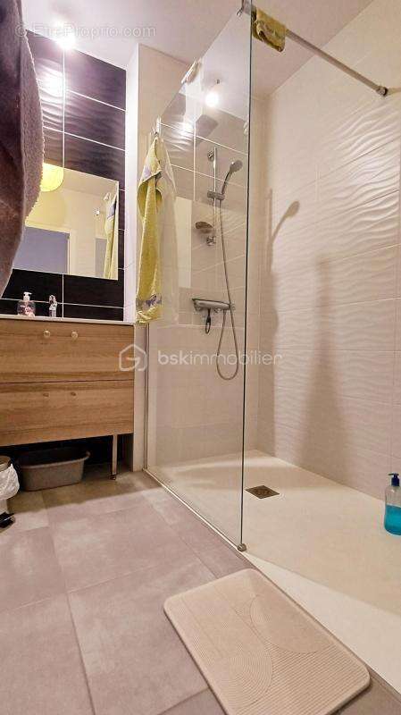 A Vendre - Bel appartement récent 3 pièces en rez-de-chaussée avec un vaste extérieur au calme- parking et cave - photo 5
