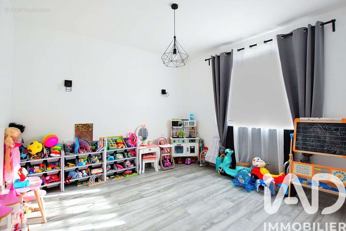 Maison 183 m² à Crecy-La-Chapelle  - photo 8